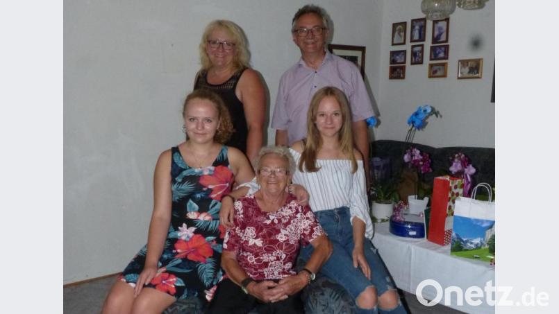 Gunda Maier (sitzend, Mitte) an ihrem 80. Geburtstag mit ihrer Tochter, den beiden Enkelinnen und Zweitem Bürgermeister Wolfgang Rattai. Bild: fm