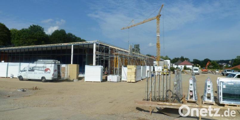 Seit die Voraussetzungen für die Genehmigung des Bauantrages erfüllt sind, läuft es rund auf der Baustelle des neuen Lidl-Marktes in Nähe der bisherigen Filiale (rotes Dach, ganz rechts). Bild: Portner