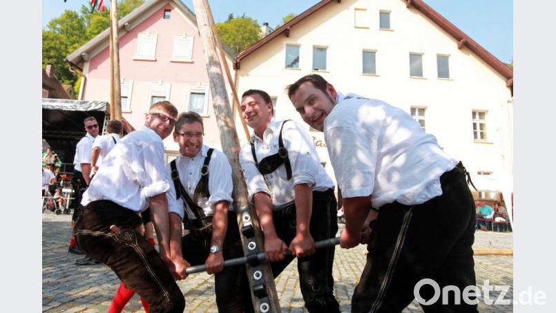 Ein Bild, das am Samstag beim Baumaufstellen in Rosenberg so nicht mehr zu sehen sein wird. Denn die Kirwaboum haben sich entschieden, ihr Wahrzeichen ab der 41. Kirwa nicht mehr in Tracht, sondern in Arbeitskluft mit einheitlichen T-Shirts in die Senkrechte zu bringen. Und wer weiß, vielleicht geht’s dadurch ja noch schneller. Bild: bmr