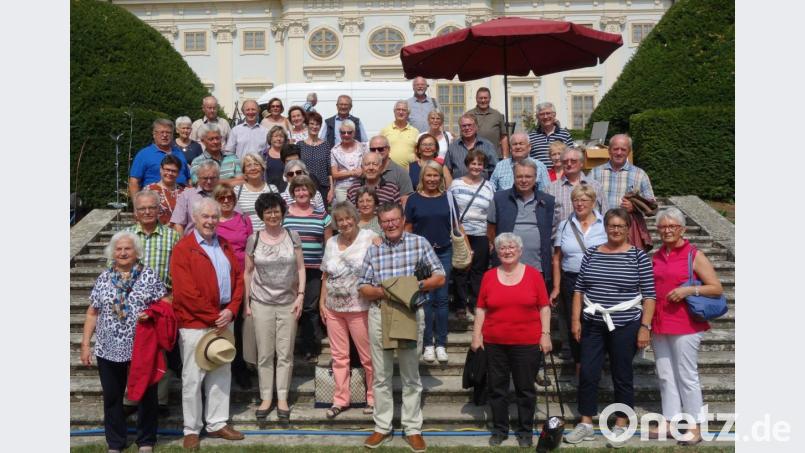 Vor der Fassade des Schlosses Halbturn stellen sich alle Weidener zum Gruppenfoto. Bild: Hans-Jürgen Rudnik
