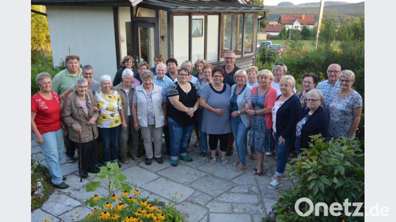 Der Großteil der rund 40 ehrenamtlichen Betreuer des Resl-Gartens hatte sich jetzt bei einem Helferfest versammelt. Mit im Bild Barbara Wenisch (Vierte von links), die die Einteilung vornimmt und damit sicherstellt, dass der Garten täglich von 10 bis 18 Uhr geöffnet sein kann. Bild: jr