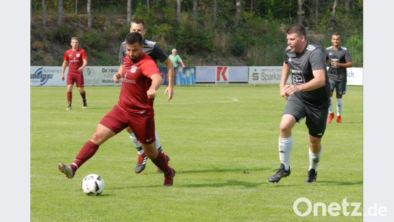 Der TSV Waldershof (Christian Heinrich, rotes Trikot) feierte vergangene Woche einen 6:3-Erfolg bei der SG SV Mitterteich II/SV Steinmühle I (rechts Stefan Lippert). Am achten Spieltag empfängt der TSV den FC Vorwärts Röslau II, die SG gastiert beim TuS Erkersreuth. Bild: gb