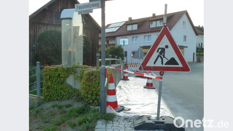Baustelle beim Hl. Nepomuk:Auch der Gehweg auf der Faustnitzbrücke wird saniert. Gegenüber beginnt bei der Bäckerei Brandstätter die Sperrung der Kreisstraße. Diese ist bis zur Einfahrt „Am Wiesengrund“ derzeit nur für Anlieger befahrbar. Bild: Portner
