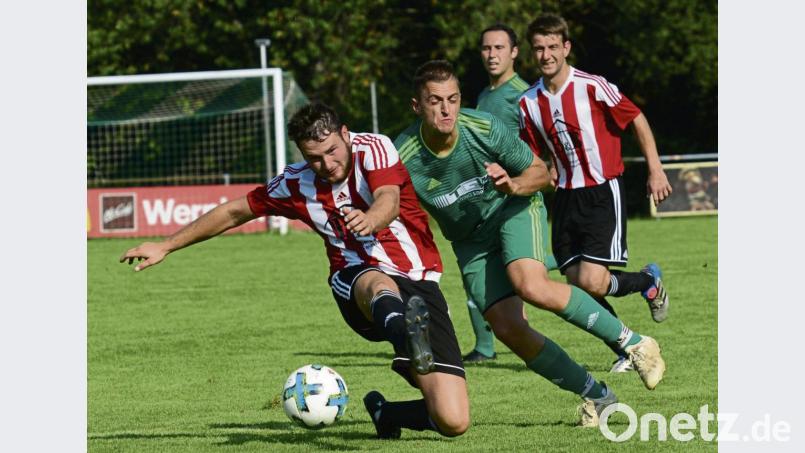 Manuel Löffelmann (grün) vom FC OVI-Teunz hatte es nicht immer einfach gegen seine Gegenspieler von FC Rötz. Die Partie endete 1:1. Zum Lokalderby muss der FC OVI-Teunz am Sonntag zu den Sportfreunden Weidenthal. Bild: ham