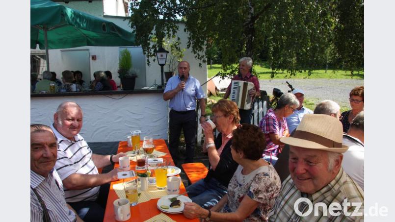 Das Sommerfest der Waldershofer Senioren eröffnete Gerhard Weber, der dazu auch Klaus Putzer begrüßen konnte. Bild: wro