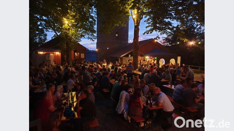 Ein Anziehungspunkt: Der Biergartenbetrieb beim Hüttenabend. Bild: rkp