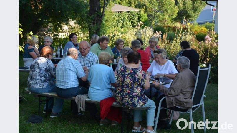 Die Mitglieder des Betreuer-Teams genossen das gemeinsame Essen in der Idylle des Resl-Gartens. Bild: jr