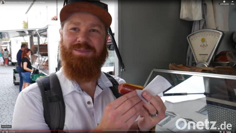 Andrew Ford Smith probiert im Video eine Rosswurst - und weiß erst gar nicht, was für eine Wurst er da isst. Screenshot: Youtube