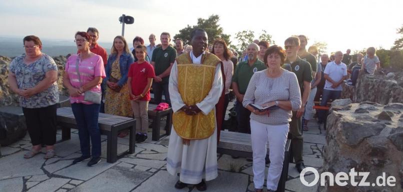 Der Pfarrer feiert mit den Gläubigen in der Burgkapelle einen Gottesdienst. Bild: hl