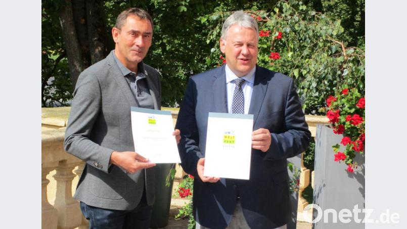 Reinhard Graf (links) mit Landrat Richard Reisinger. Bild: exb
