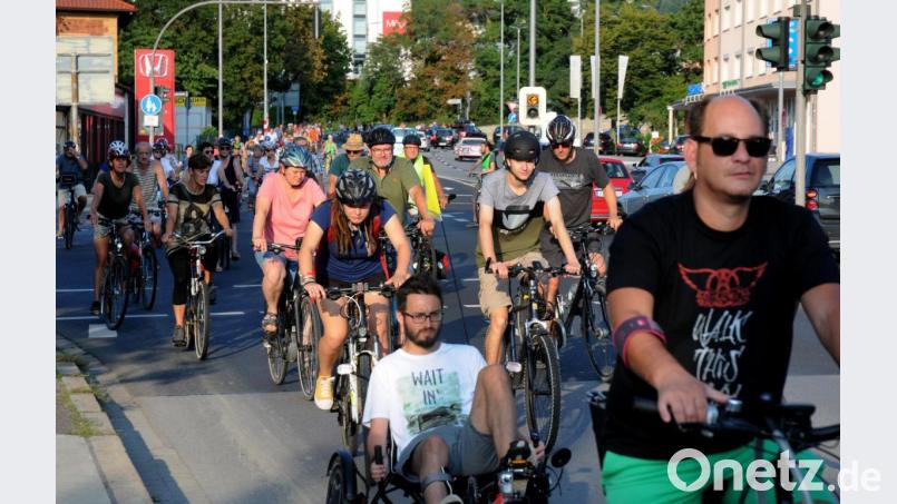 Wenn der Fahrradpulk kommt, ist für die Autos erst einmal warten angesagt. Bild: Stephan Huber