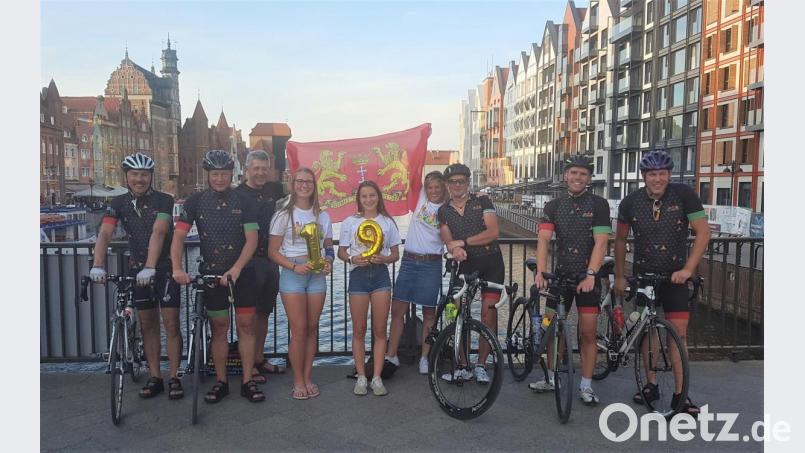 Die Radsportler sowie Betreuerinnen bei der Zielankunft in Danzig (von links): Hubert Beinrucker, Lothar Müller, Klaus Müller, Annika Müller, Magdalena Müller, Melanie Lopez, Rainer Weiss, Klaus Haberkorn und Markus Preisinger .

Ein weiteres Bild bei einer Raststation an der Weichsel. Bild: exb