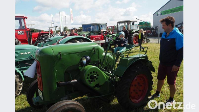 Vor zwei Jahren nahm der damals knapp ein Jahr junge Konstantin im Beisein seines Vaters den 1950 gebauten Bulldog der Marke Allgaier in Beschlag. Bild: gz