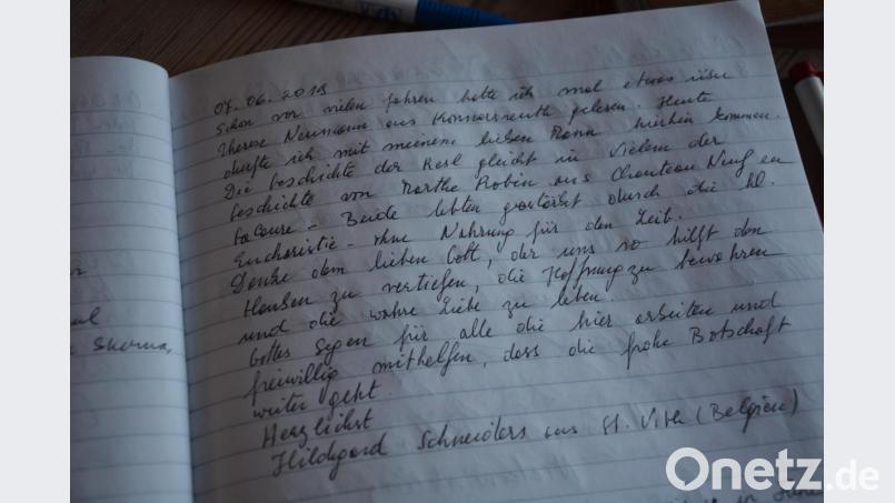Im Gästebuch des Resl-Gartens finden sich Eintragungen von Besuchern aus aller Welt. Wie zu lesen ist, sind diese teilweise mit ganz persönlichen Wünschen und Bitten nach Konnersreuth gekommen. Bild: jr