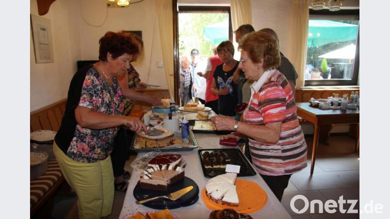 Kaffee und Kuchen wurden im TSV-Heim angeboten. Seniorenbeauftragte Carmen Altermann (links) half tatkräftig mit. Bild: wro