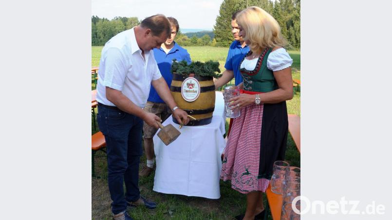 Zwei kräftige Schläge von Helmut Paulus (links) und Vorsitzender Doris Schmidt (rechts)
eröffnete mit „O zapft is“ das 35. Viehberger Dorffest. Bild: oe