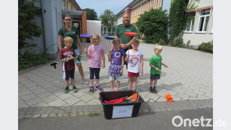 Die beiden Betreuer Lucas Raithel und Antonia Schindler (hinten von rechts) studierten mit den Kindern kleine Kunststücke für eine Zirkus-Show ein. Bild: jzk