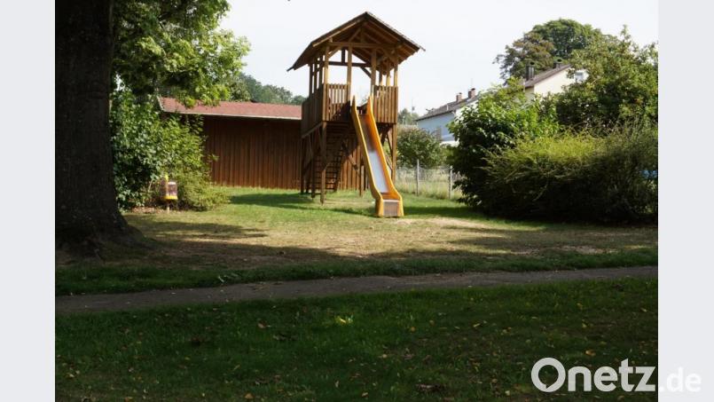 Die große Rutsche soll abgebaut werden und stattdessen ein neues kleineres Spielgerät mit Rutsche und Nestschaukel errichtet werden. Bild: fla