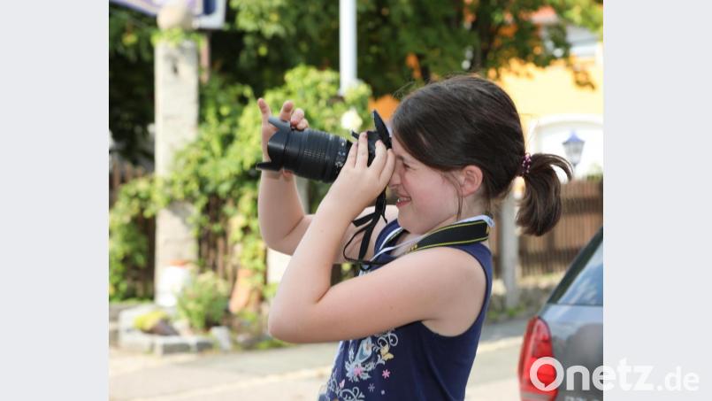 Für die Kinder und Jugendlichen war es ein besonderes Erlebnis, mit einer Profi-Kamera umzugehen. Vanessa hatte gleich den Durchblick. Bild: Gerhard Götz