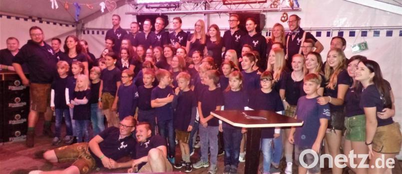 Die knapp 100 Mitglieder der Weißenbrunner Kirwaleit freuen sich darauf, am Wochenende wieder viele Besucher willkommen heißen zu können. Bild: jml