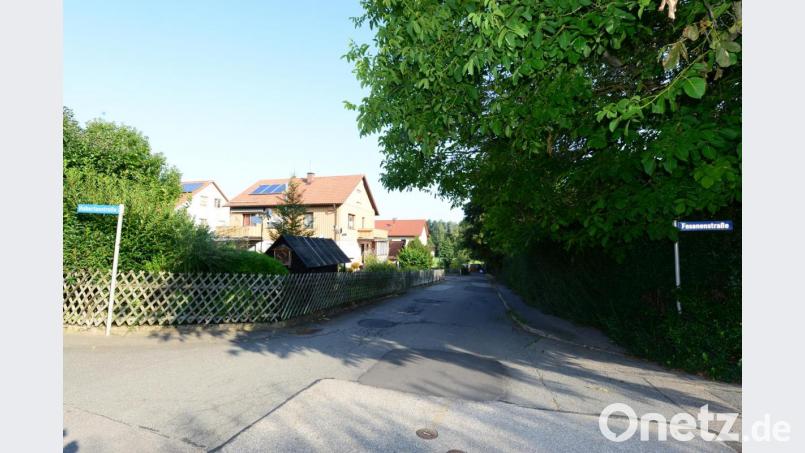 Die Zottbachstraße (Mitte) mit ihren Abzweigen Hubertusstraße (links), Fasanenstraße (rechts), Jägerstraße (unterhalb rechts) sollen mit einem Aufwand von rund einer Million Euro ausgebaut werden. Außerdem werden die Kanalisation und die Wasserleitung ganz oder teilweise neu verlegt sowie ein Leerrohr für eine spätere Breitbandversorgung mit eingebaut. Bild: bey