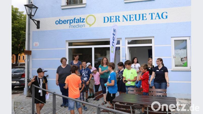 Mit Presseausweis, Stift und Kamera machten sich die Kinder und Jugendlichen zur Foto-Safari durch die Stadt auf. Bild: Gerhard Götz