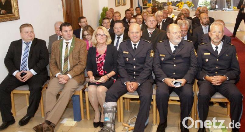 Erster Polizeihauptkommissar Egid Viehauser (Mitte, zusammen mit Ehefrau Gabi) wurde von den Präsidenten Thomas Schöniger und Norbert Zink sowie Landrat Thomas Ebeling und Bürgermeister Thomas Gesche (von rechts) in den Ruhestand verabschiedet. Bild: Hirsch