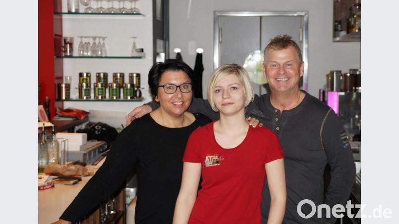 Hildegard, Alexandra und Gerhard Hanauer sin din der Gastronomie erfolgreich. Das Bild entstand beim Abschied vom "MP 12". Bild: zim