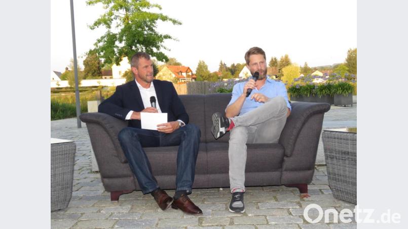 Huberth Rosner moderierte das Kanapee-Gespräch mit Stefan Zant (links). Bild: ubb