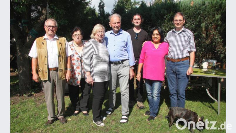 Otto Muckenschnabl freut sich über die Glückwünsche zum 80. Geburtstag. Im Bild (von links) Zweiter Bürgermeister Fritz Holm, Seniorenbeauftragte Irmgard Hegen, Helga und Otto Muckenschnabl, Enkel Dominik, Indira Shresta-Fischer und Uwe Muckenschnabl. Bild: wro