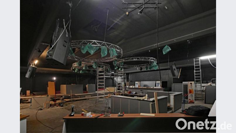 Momentan ist die Disco noch eine Baustelle. Markus Würner und Alexander Holländer sind aber sicher, dass bis zum 7. September alles fertig wird. Der Platz des DJ kehrt von der Mitte des Raums an die Wand (im Hintergrund links) zurück. Bild: tr