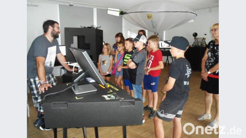 Reges Interesse hatten die Kinder an den Vorführungen im BayernLab in Wunsiedel. Der KAB-Ortsverband hatte diesen Tag für die Brander Kinder organisiert. Bild: ld