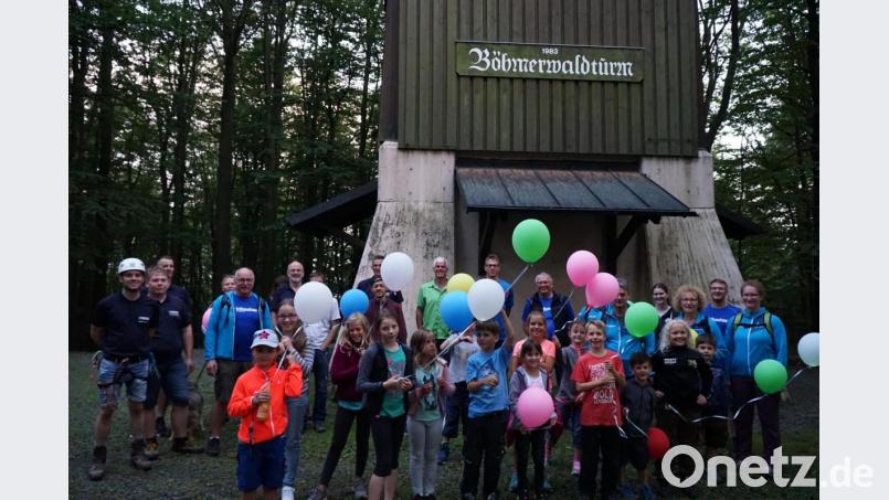 Mit Leuchtballons in den Händen ging es auf den Heimweg. Die WSV-Betreuerinnnen und Betreuer und das Team von der Bergwacht Schönseer Land machten den Kindern und Eltern mit der Aktion im Ferienprogramm eine Riesenfreude Bild: eib