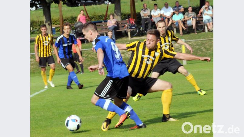 Der SV Kulmain (im Bild attackiert Andreas Zeltner den Weidener Florian Reich) brachte in der Vorwoche die SpVgg SV Weiden II an den Rand einer Niederlage. Nun geht die Reise zum SV Etzenricht. Bild: heh