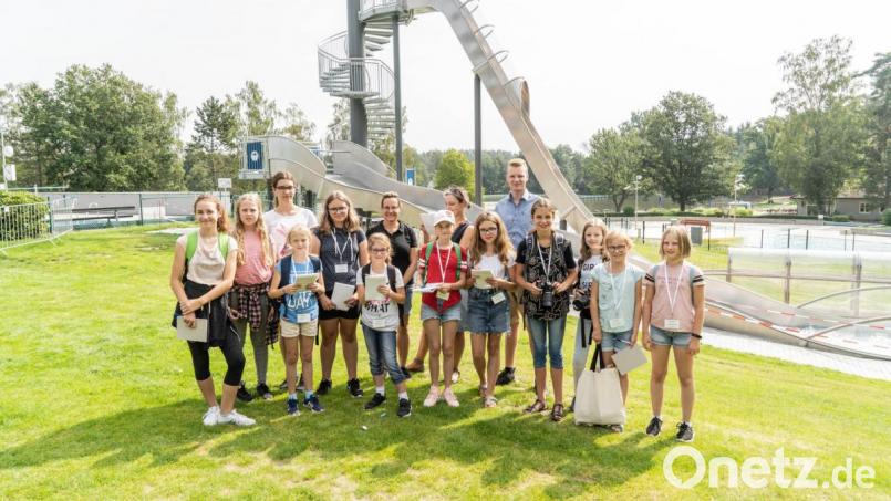 Die Jungreporterinnen Elisa, Anna-Maria, Martina, Mila, Hannah, Laura, Selina, Mona, Yvonne, Sarah, Klara und Fiona (von links) erkunden mit den NT-Reportern Beate Luber und Tobias Gräf das Schätzlerbad. Schwimmverein-Vorsitzende Ilona Forster (Siebte von links) liefert den Stoff für die besten Reportagen. Bild: Lukas Meister