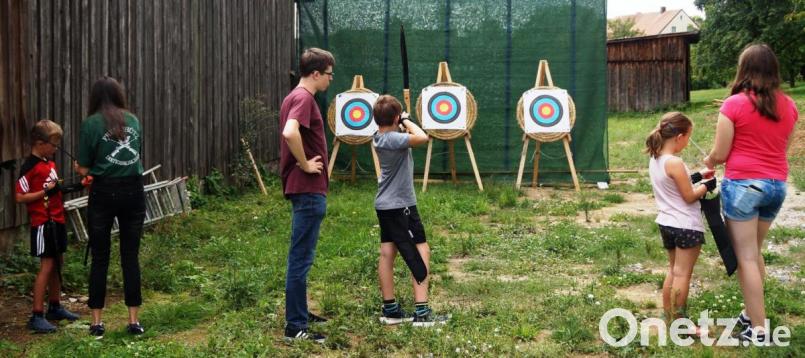 Andrea und Thomas Zimmermann bringen den Kindern in die Technik des Bogenschießens bei. Bild: weu