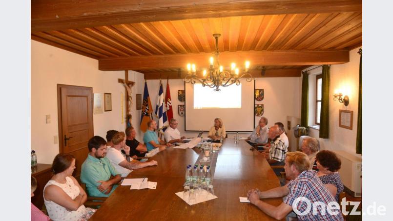 Die Stadt Pleystein mit der amtierenden Bürgermeisterin Andrea Lang (Mitte) hatte zu einem Informationsabend zum Ausbau von vier Ortsstraßen eingeladen. Dietmar Hammerl, Bamler Bauingenieure GmbH (am Tisch links) erläuterte das umfangreiche Vorhaben, Geschäftsleiter Günter Gschwindler (vorne am Tisch links) gab die ergänzenden Erklärungen dazu. Bild: bey