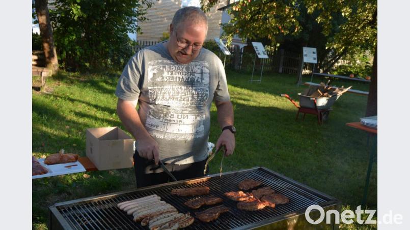 Robert Dietz, ganz in seinem Element, grillte Fleisch und Bratwürste für die Helferinnen und Helfer. Bild: jr