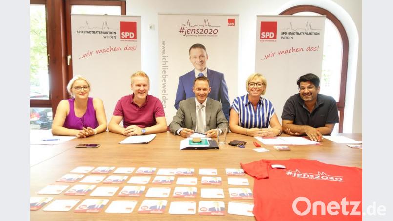 Bürgermeister Jens Meyer vor seinem Konterfei (Mitte). Mit großer Zuversicht geht die Spitze von Fraktion (links) und Stadtverband der Weidener SPD in den Kommunalwahlkampf (von links): Hildegard Ziegler, Roland Richter, Meyer, Sabine Zeidler und Matthias Holl. Bei Veranstaltungen werden die Stadtratskandidaten rote T Shirts tragen und die Meyer-Bierfilzl verteilen. Bild: Josef Wieder