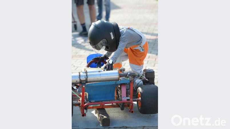 Wenn der Helm größer ist als der Pilot, dann steigt da einer der jüngsten Kartfahrer in seine Kiste. Bild: ref