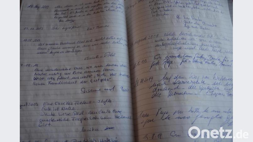 Im Gästebuch des Resl-Gartens finden sich Eintragungen von Besuchern aus aller Welt. Wie zu lesen ist, sind diese teilweise mit ganz persönlichen Wünschen und Bitten nach Konnersreuth gekommen. Bild: jr