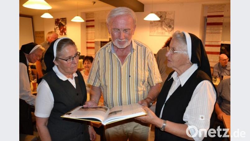 Nach der Buchvorstellung fachsimpelten die ehemalige Provinzoberin Schwester Michaela Speckner (rechts) und die Michelfelder Oberin Schwester Madlen Kolbrand (links) mit dem Autor Rudolf Weber über die Passagen zur neueren Geschichte des Klosters. Bild: ll