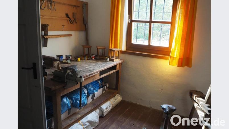 In der winzigen Kammer, wo die Werkbank steht, war früher die Schlafstätte des Einsiedlers auf dem Eixlberg. Bild: bl