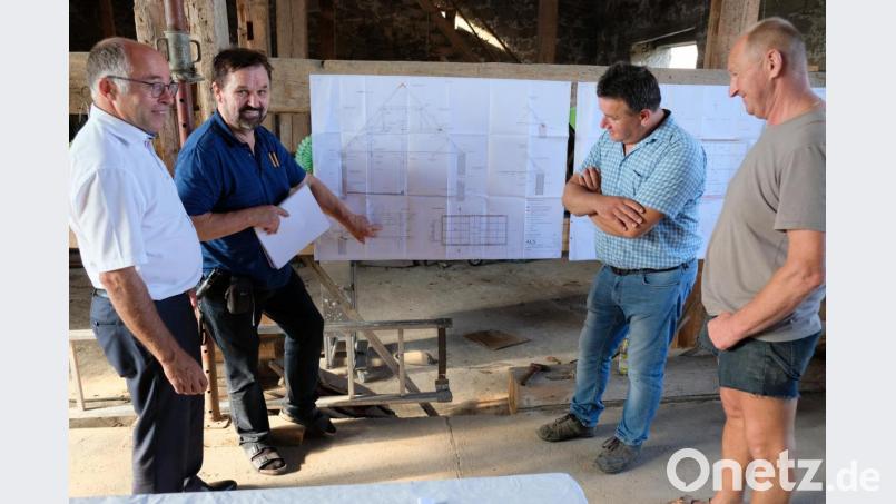 Diplom-Ingenieur Anton Landgraf (Zweiter von links) erläutert den Eigentümern Gerhard Diepold (Zweiter von rechts) und Georg Schraml (rechts) sowie Bürgermeister Albert Nickl (links) den Stand der Bauarbeiten und die weiteren Baumaßnahmen. Bild: do