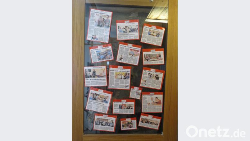 An einer Tafel im MGH können Zeitungsberichte über die zahlreichen MGH-Veranstaltungen nachgelesen werden. Bild: ubb