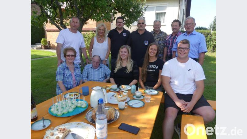 Zu seinem 85. Geburtstag lassen nicht nur die Ehefrau, Kinder und Enkelkinder Willi Gradl hochleben. Zum Gratulieren reihen sich auch auf (von rechts): dritter Bürgermeister Klaus Lehl, Ludwig Schneider, dritter Vorsitzender des Frohsinn, Seniorenbeauftragter Udo Müller und die Vorsitzenden der Krieger- und Soldatenkameradschaft Manfred Dörner und Andreas Betzl. Bild: rn