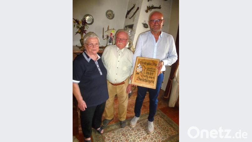 Geburtstagsjubiliar Gerhard Riederer (Mitte) überraschte das Marktoberhaupt mit einem ganz besonderen Schnitzwerk. Bild: mad