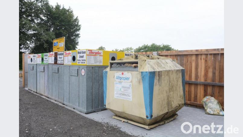 Auf dem neuen Containerstellplatz können die Neustädter Flaschen, Papier und Dosen abgeben. Gelbe Säcke, wie rechts im Bild, sind hier nicht erlaubt. Bild: Gabi Schönberger
