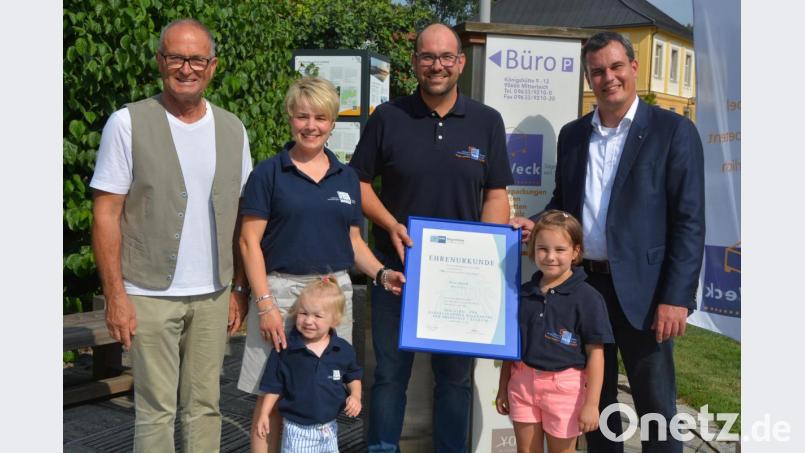 Mit einer Ehrenurkunde gratulierte die IHK der Firma Weck zum 130-jährigen Bestehen. Im Bild Florian Rieder (rechts) von der IHK-Geschäftsstelle Weiden mit Eberhard Kirchner sowie Carmen und Johannes Kirchner (von links) und deren Töchter Constanze (links) und Charlotte. Bild: jr