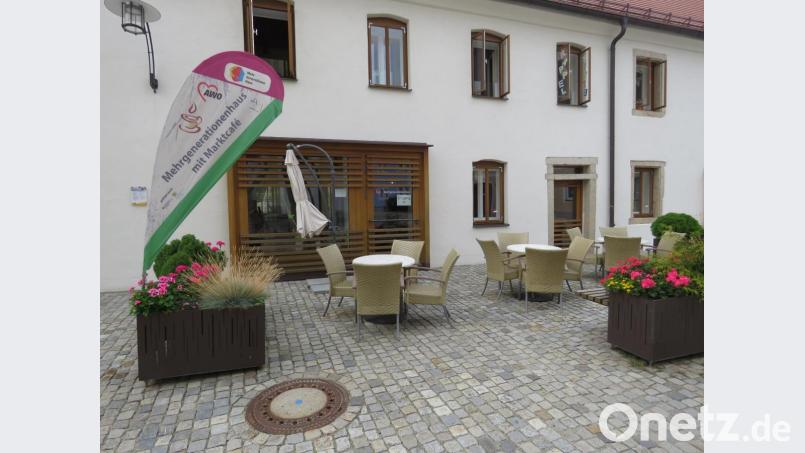 Im Sommer können die Gäste des Marktcafés ihren Kaffeklatsch im Freien genießen. Bild: ubb